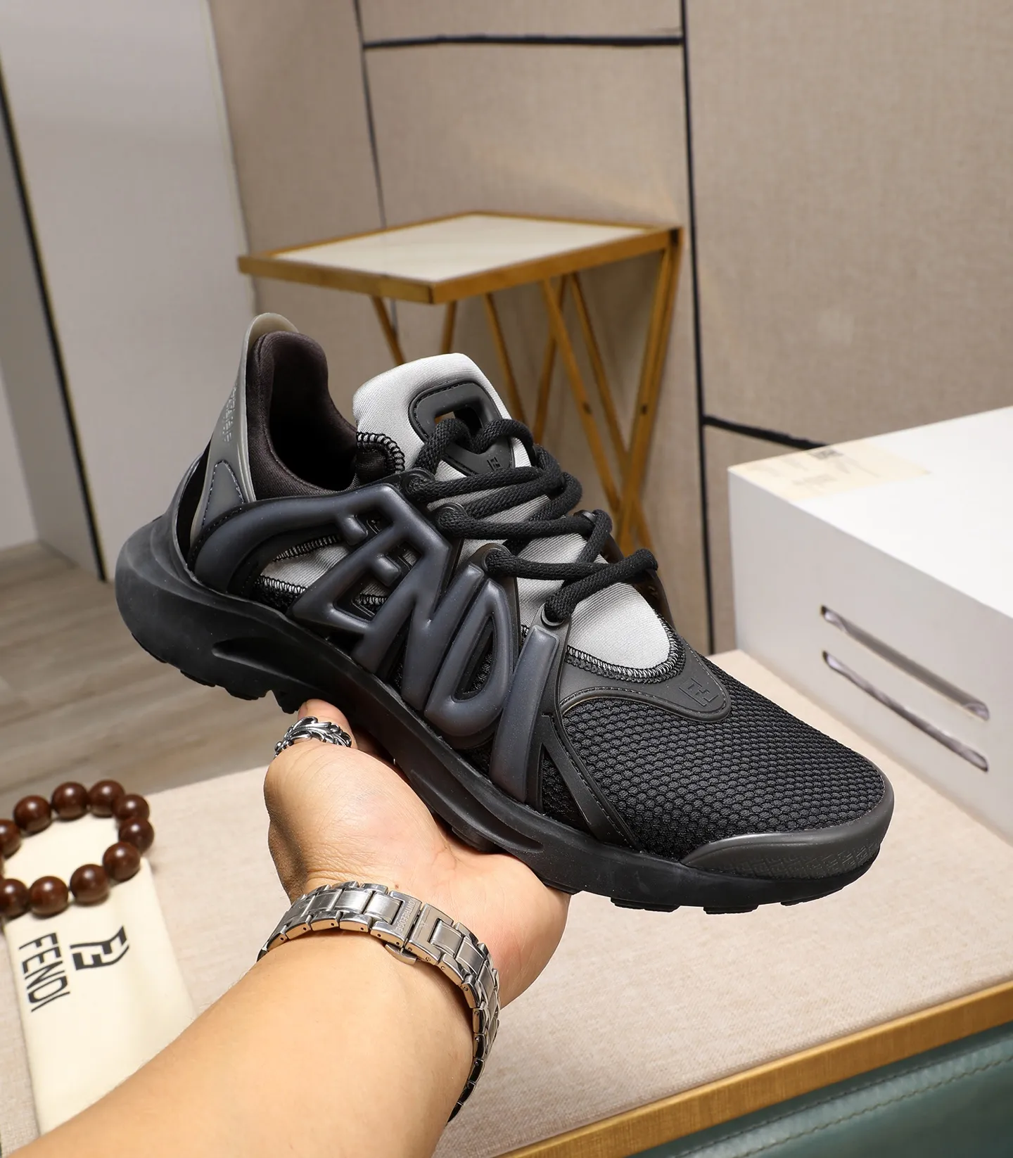 Men's Men's Shoes 💰800 Fendi Fendi's latest Tag series of men's casual mesh sports running shoes, originally purchased and developed, this Tag sneaker is a one-leg sneaker, made of black high-tech mesh material with gray neoprene details. Oversized FENDI lettering on the side and translucent rubber details. Light and flexible rubber running shoe soles, beautifully packaged at the delivery counter, customized breathable lining, original molded foam rubber outsole, sole thickness: 3.5CM! Size: 40-44 (customized at 39.45.46)